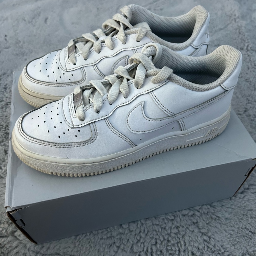 White air forces - Picture 1 of 8